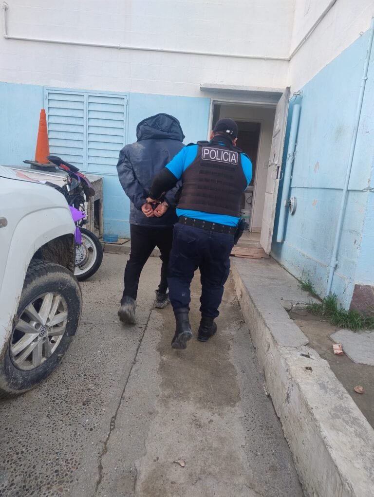 Vecinos atraparon y golpearon a un delincuente que ingresó a una vivienda en el barrio Juan XXIII