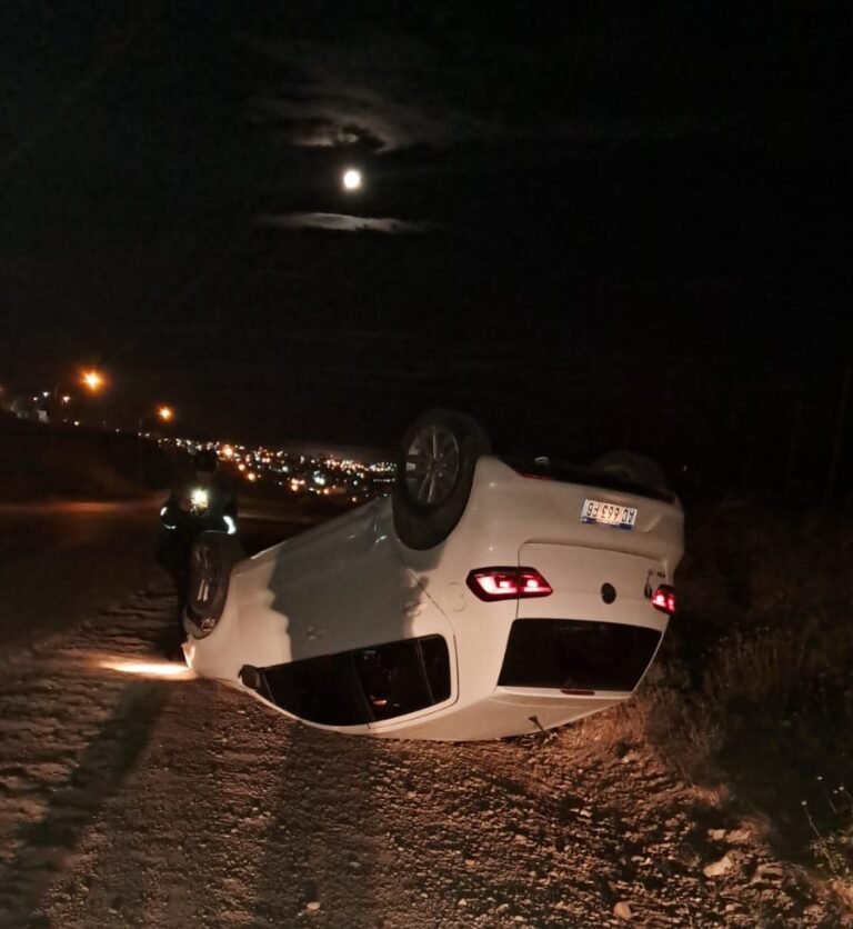 Perdió el control del vehículo y volcó en el camino Roque González