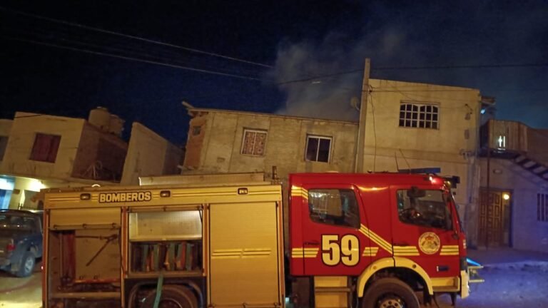 Un hombre quedó en terapia intensiva tras intentar rescatar a su hermana de un incendio