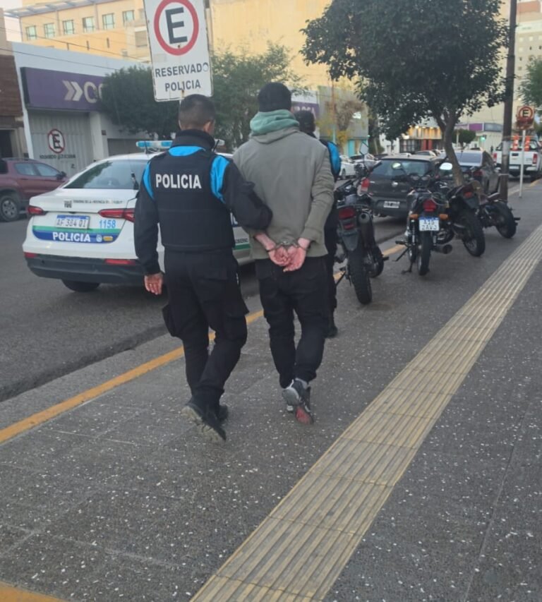 Fue a la comisaría a consultar su situación legal y terminó detenido