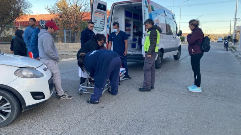 Una mujer terminó en el hospital tras ser embestida por un auto
