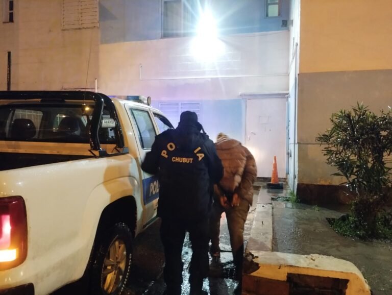 Intentaban irrumpir en una vivienda y una vecina los delató ante la Policía