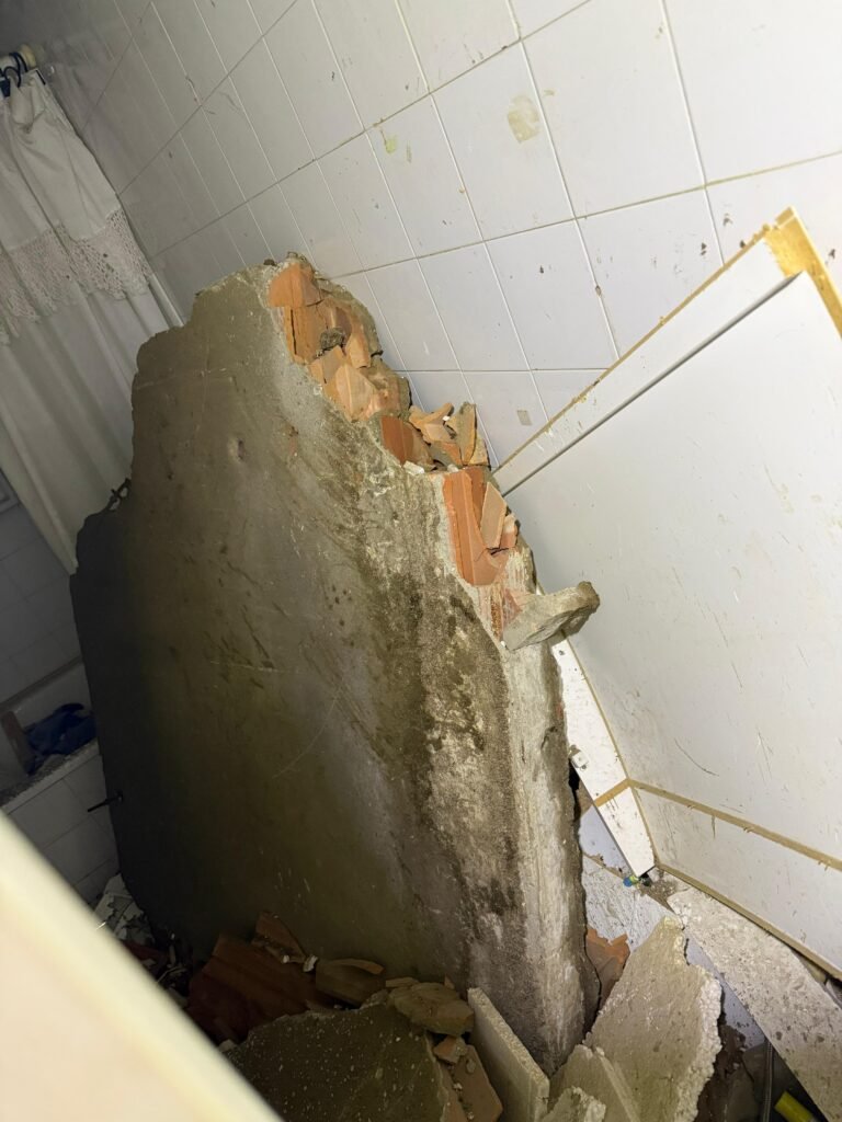Susto por derrumbe: se desprendió el techo y debieron evacuar