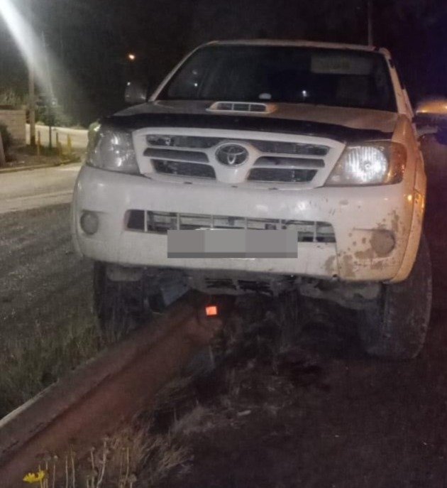 Conducía alcoholizado, despistó y terminó arriba del guardarraíl
