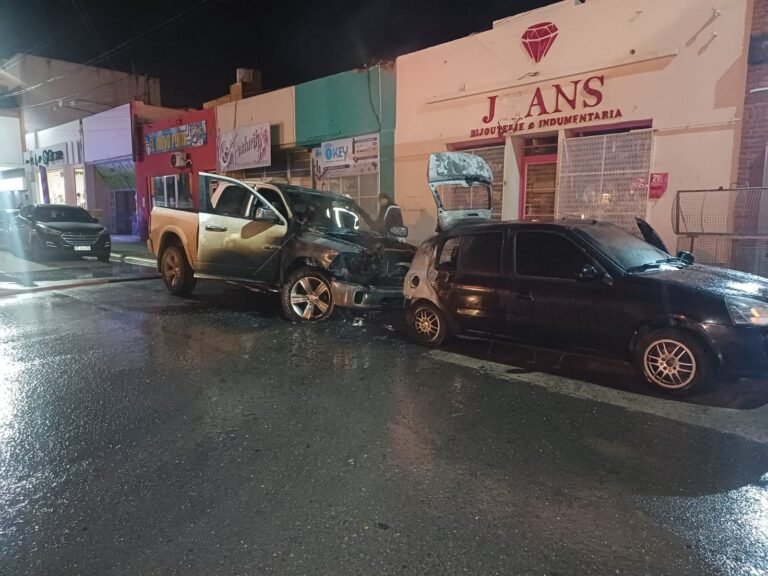 Investigan un incendio intencional en pleno Centro: dos vehículos fueron dañados