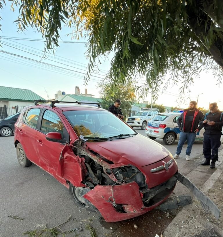 Un conductor fue trasladado al hospital tras chocar contra un árbol