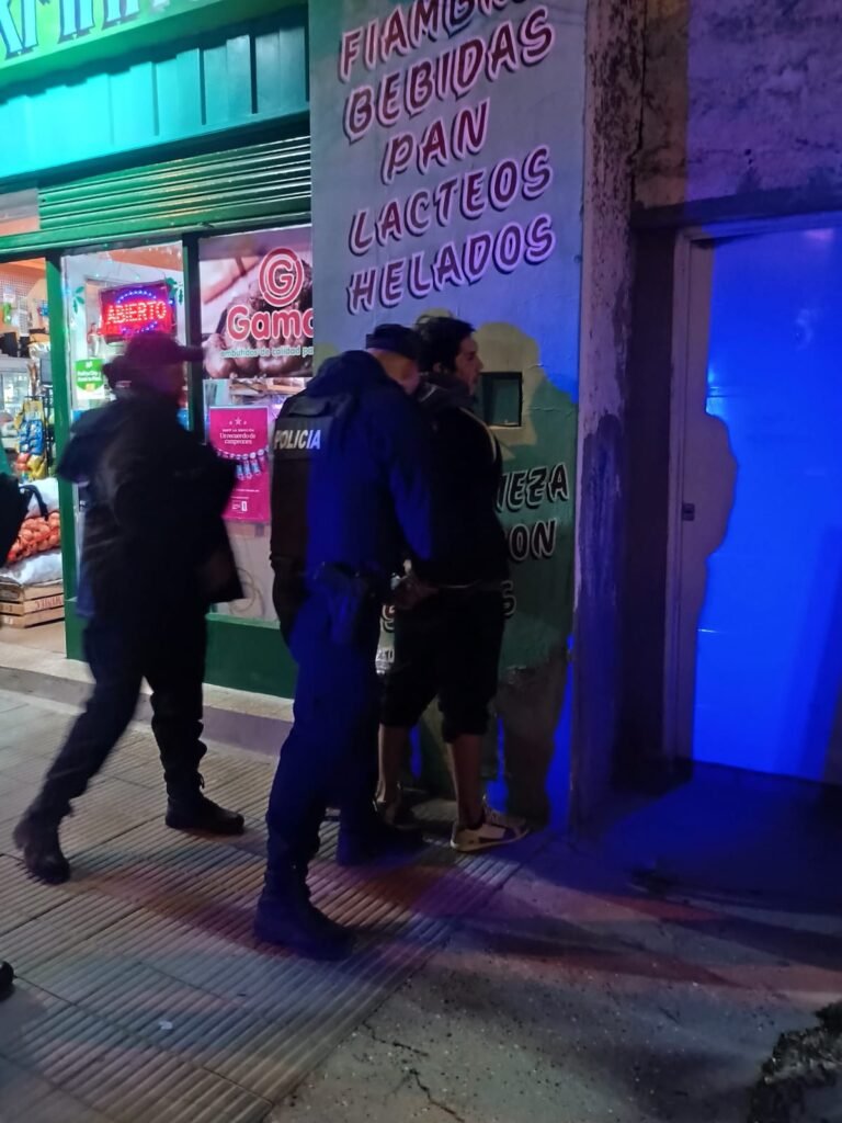 Circulaba por Avda. Kennedy, lo identificaron y descubrieron que estaba prófugo