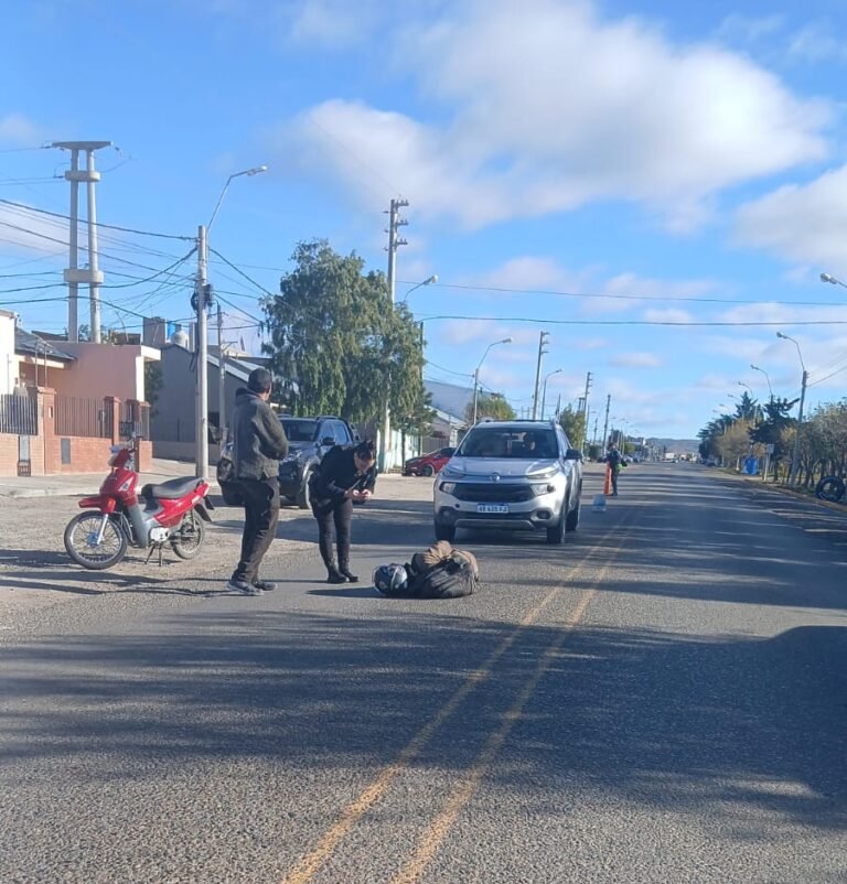 Un motociclista sufrió una fractura al intentar esquivar un perro suelto