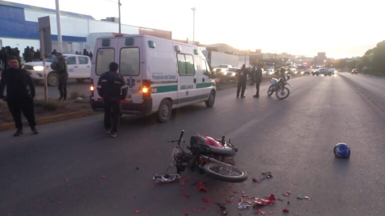 Accidente en avenida Yrigoyen: un motociclista resultó herido tras un choque