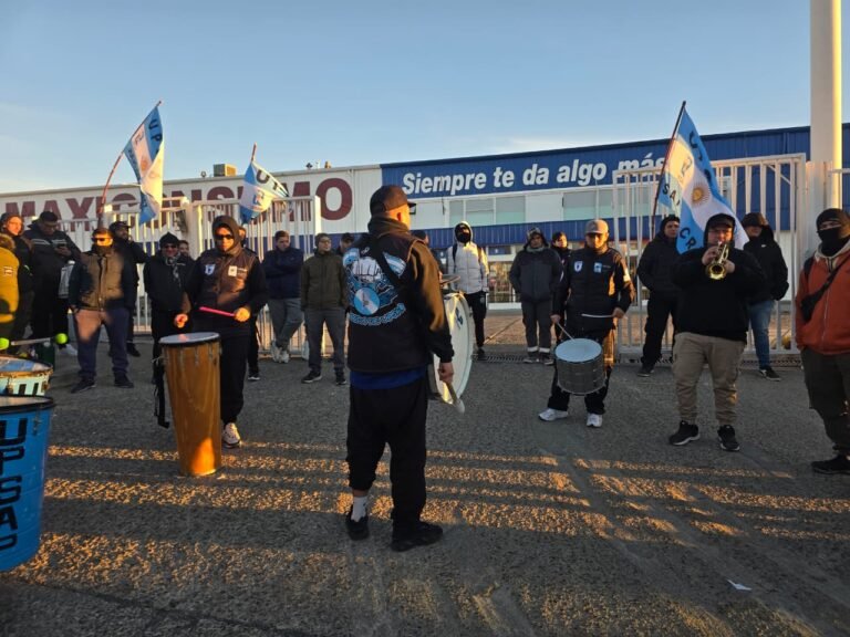 “Quieren dejar a las familias en la calle”: fuerte reclamo de vigiladores en Maxiconsumo