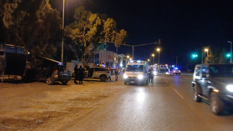 Cruzó en rojo, chocó y terminó impactando contra un carrito de comidas