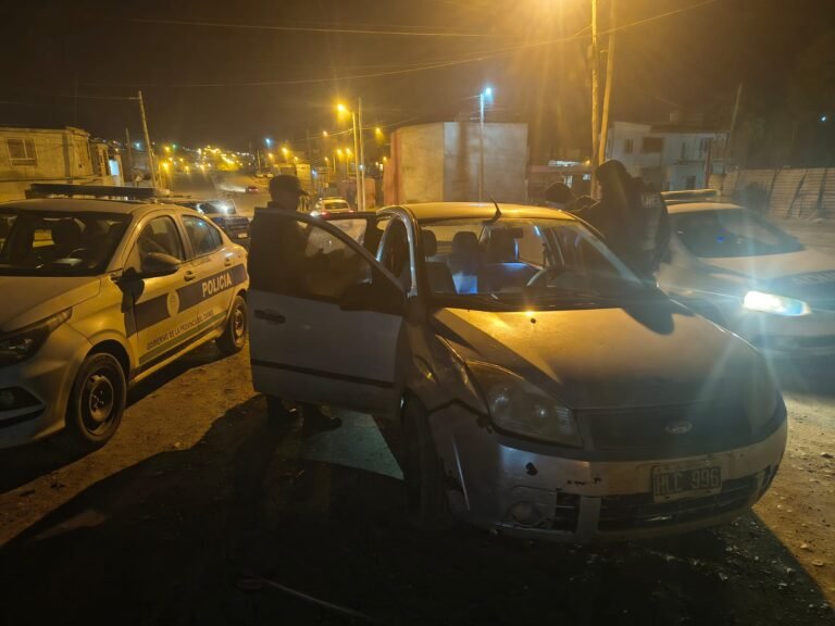 Persecución policial: escapó, abandonó el auto y hallaron droga en el interior