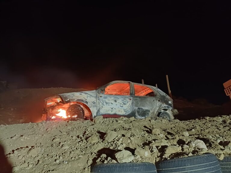 Voraz incendio destruyó un auto en el barrio San Cayetano
