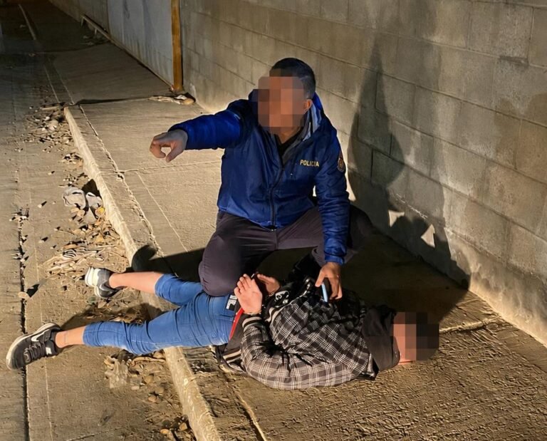 Estaba prófugo, intentó hacerse pasar por un familiar y terminó preso