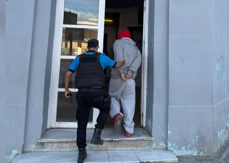 Se negó a identificarse, incitó a pelear a policías y terminó detenido