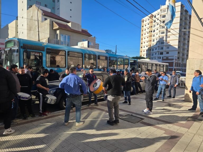 Choferes de Patagonia reclaman continuidad laboral: “Son 368 familias”