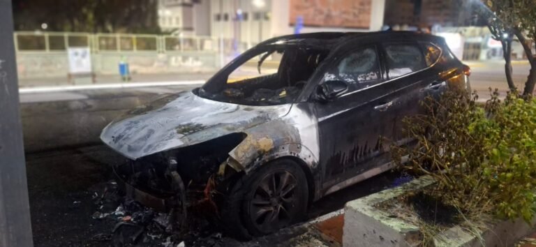 Una camioneta quedó destruida tras un incendio intencional en pleno Centro