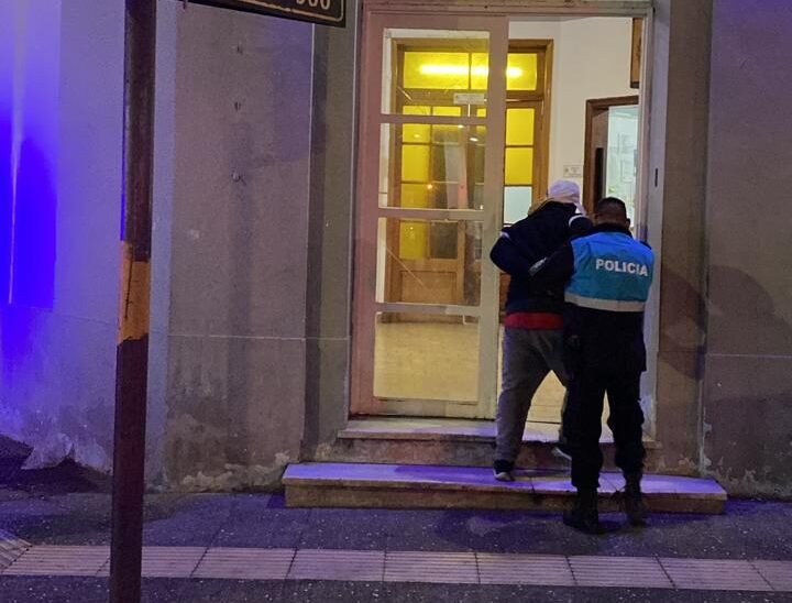 En estado de ebriedad, quiso pelear con policías y terminó en la comisaría