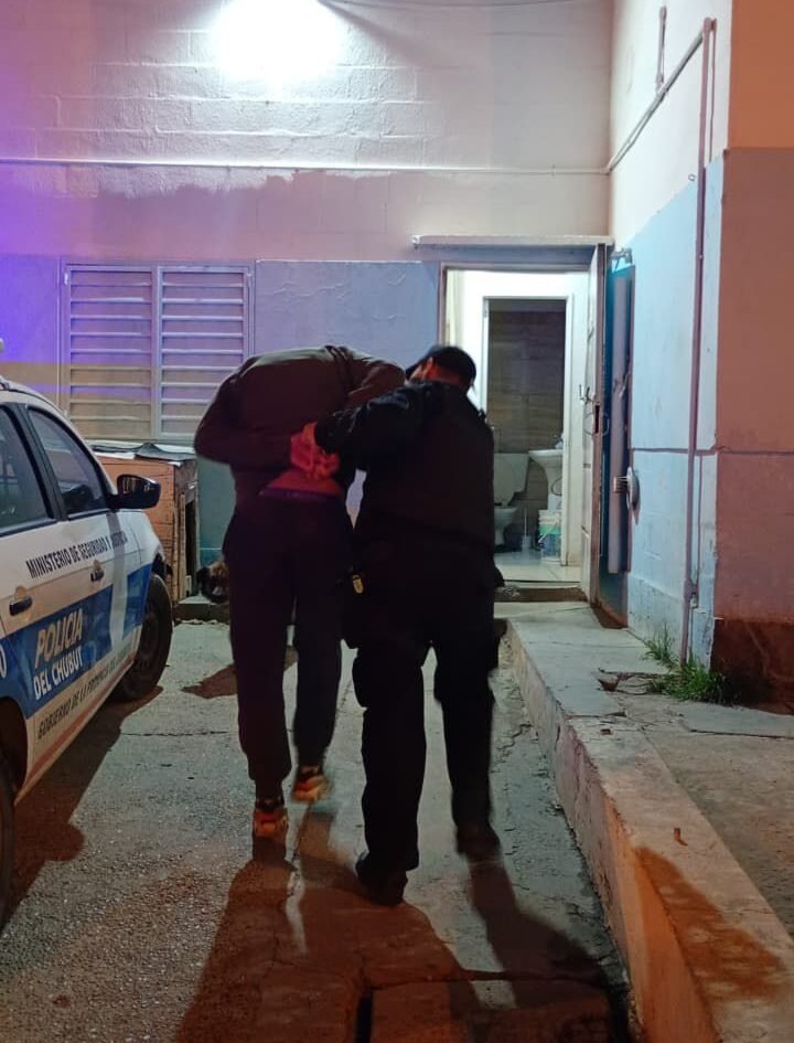 Cinco hombres amenazaron a una mujer a punta de cuchillo y usurparon su casa