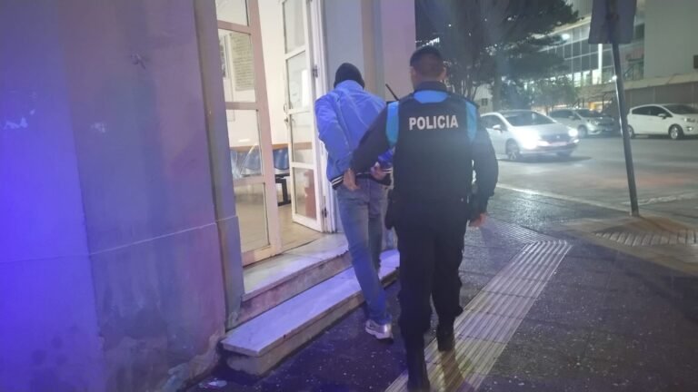 Circulaba por el Centro, lo identificaron y descubrieron que era buscado por la Justicia