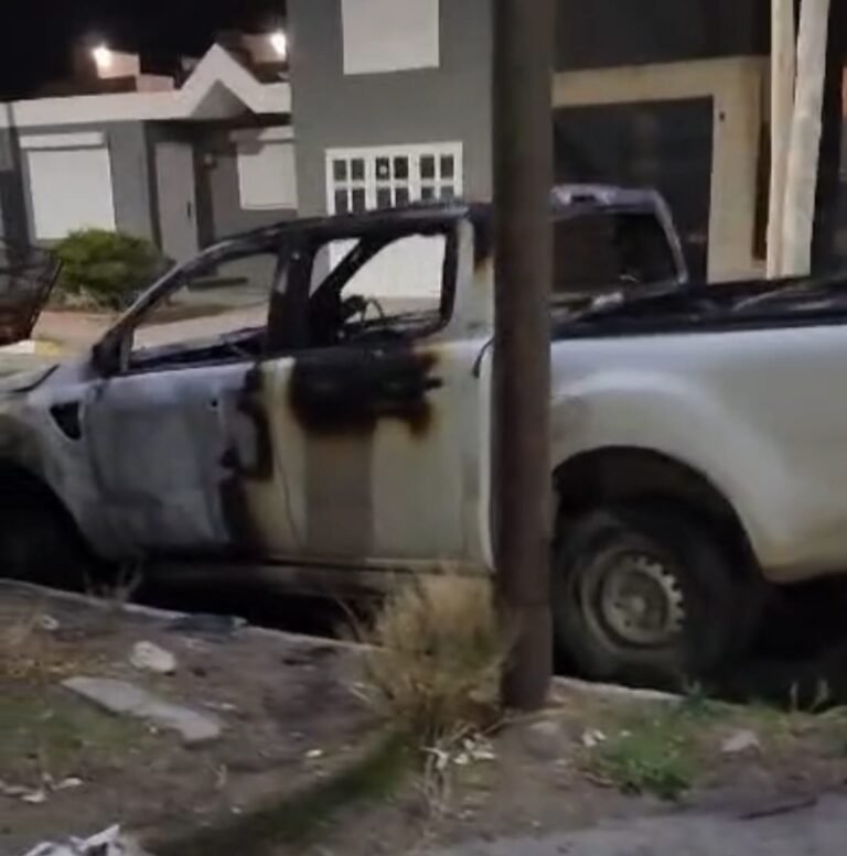 Una camioneta fue consumida por el fuego y aseguran que fue intencional