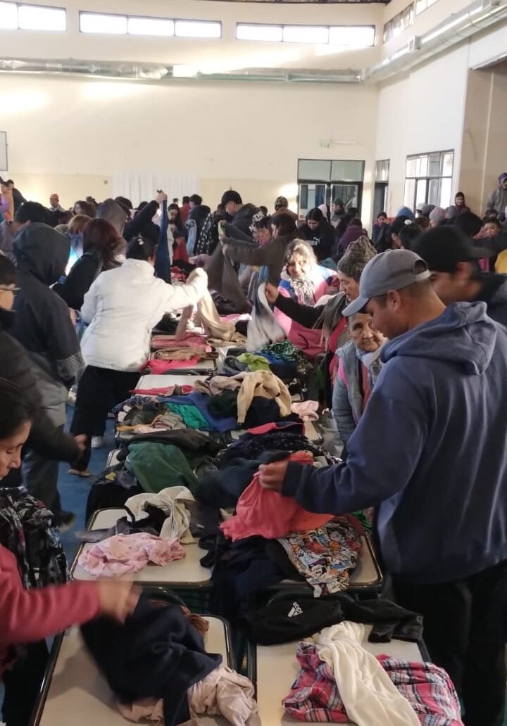 Exitosa jornada solidaria: la CAI entregó ropa y juguetes a familias de Gualjaina