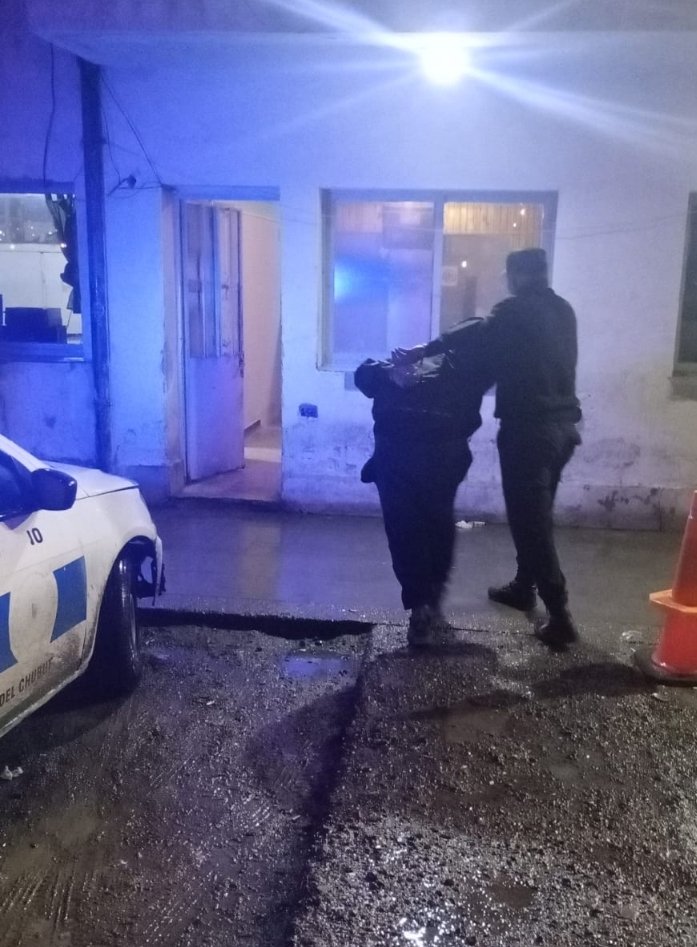 Escaparon tras un robo, no les arrancó la moto y huyeron a pie: un detenido