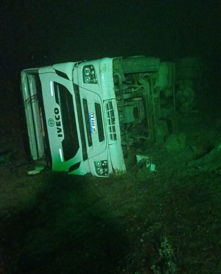 Ruta 3: un camión volcó cerca de Garayalde y el chofer fue hospitalizado