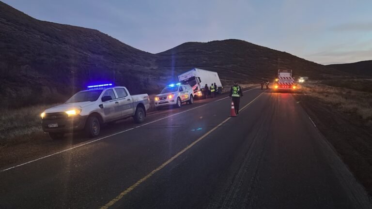 Un camión de OCA quedó al borde del vuelco tras despistar en el acceso norte
