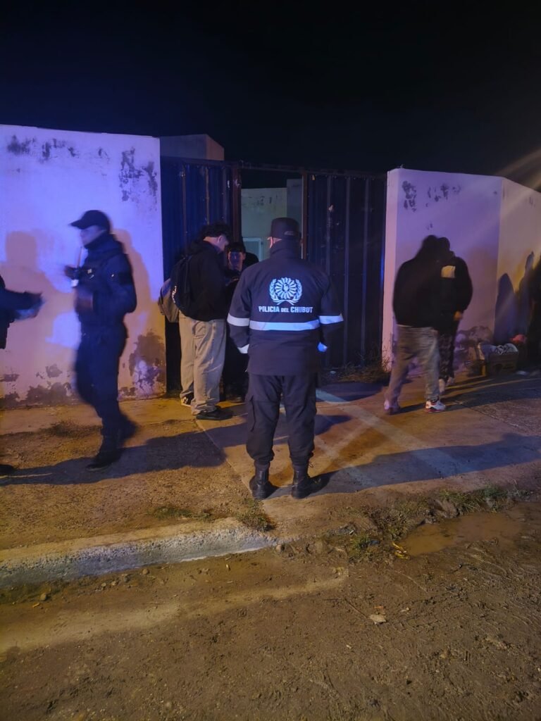 Pelea entre jóvenes reveló una fiesta clandestina: 30 de los 50 asistentes eran menores
