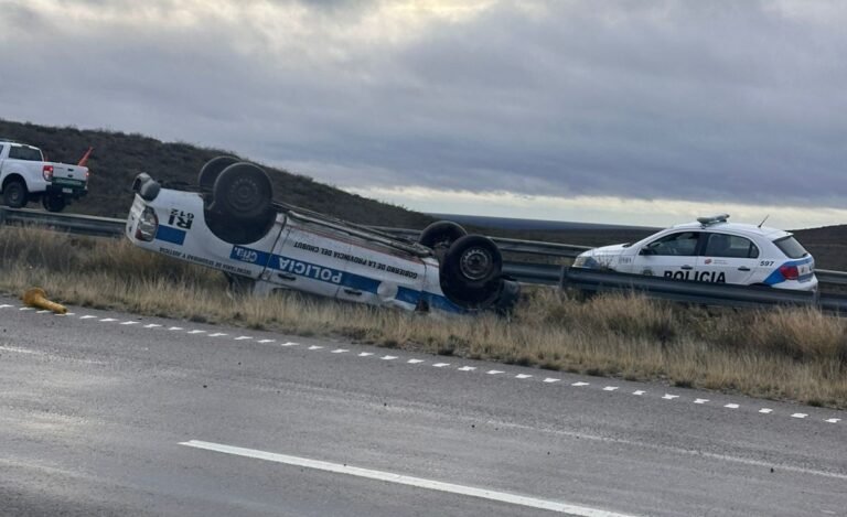 Un móvil policial volcó en Ruta 3 durante el traslado de un detenido a una audiencia