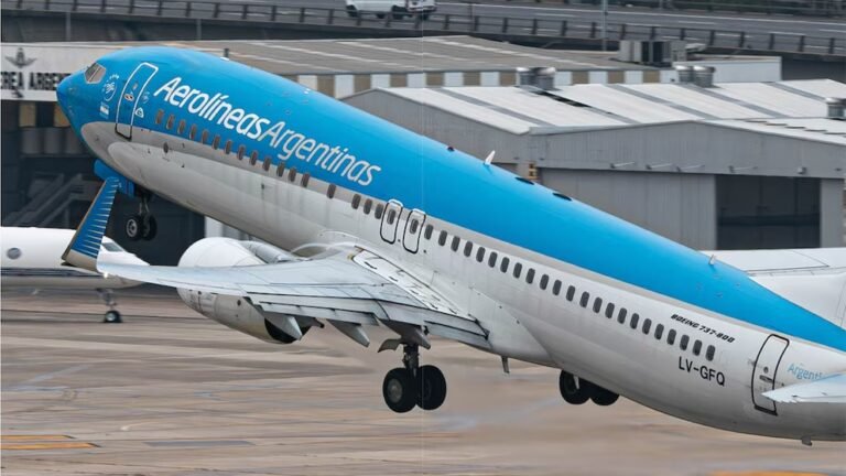 Aerolíneas Argentinas eliminó el equipaje de mano gratuito en sus vuelos