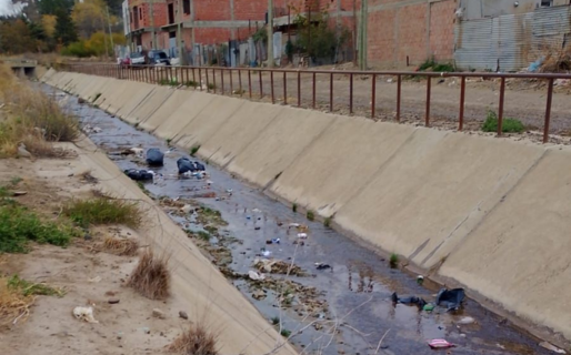“Es responsabilidad de todos cuidar el espacio”: alertan por bolsas de basura en un canal