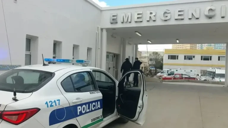 Circulaba por Máximo Abásolo, escuchó detonaciones y recibió un disparo