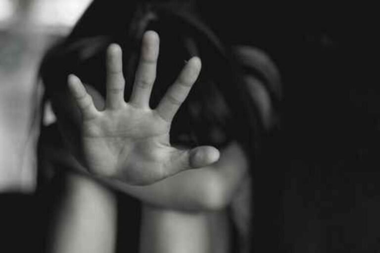 Condenaron a un policía por abusar de una niña de 7 años: recibió prisión en suspenso