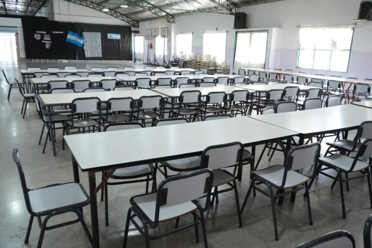 Avanza la entrega de mobiliario escolar en las escuelas de Chubut
