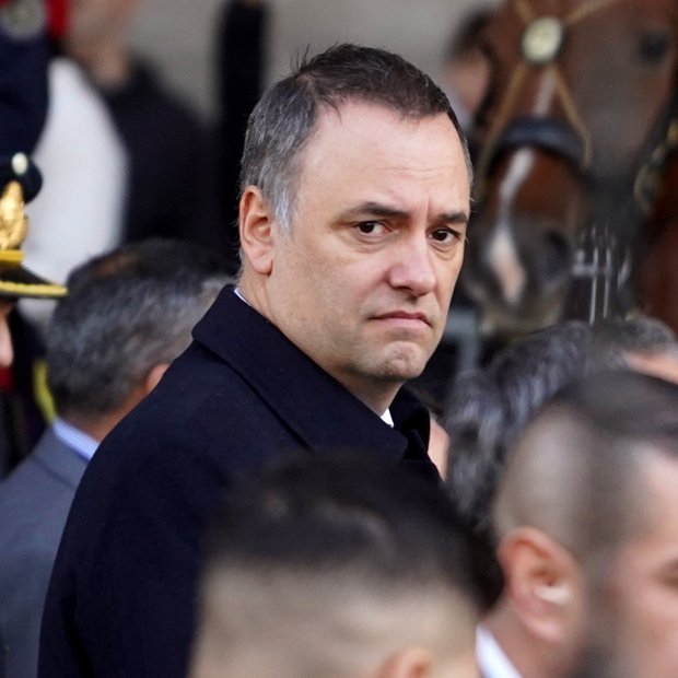 Manuel Adorni renunció denunciando una “carnicería mediática” contra su familia