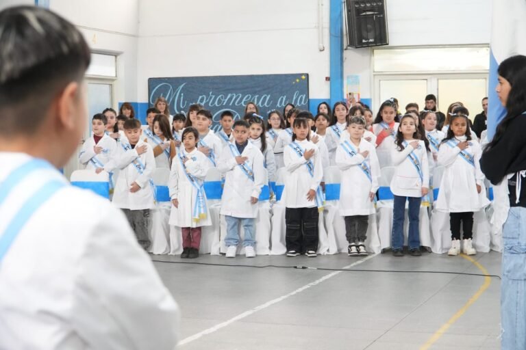 ​Más de 8.700 estudiantes prometieron lealtad a las banderas nacional y provincial