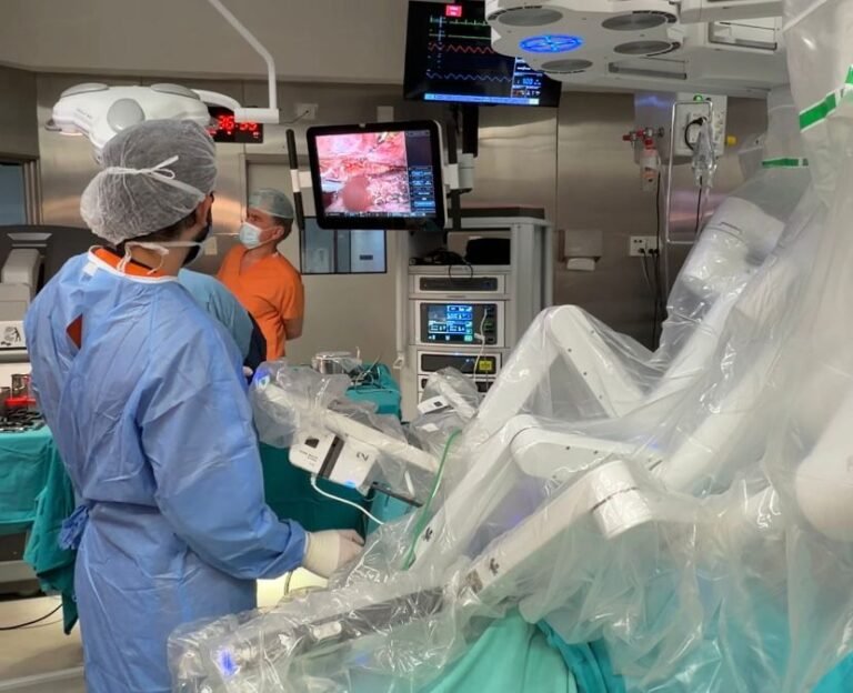 Fundación Favaloro realizó el primer trasplante renal de donante vivo relacionado con asistencia robótica