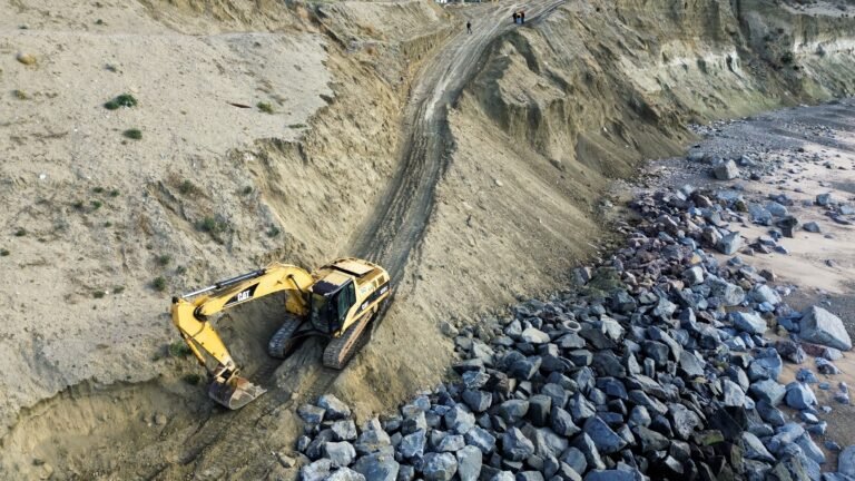 Con una inversión de $9.400 millones, avanza la obra de protección costera del Cerro Chenque