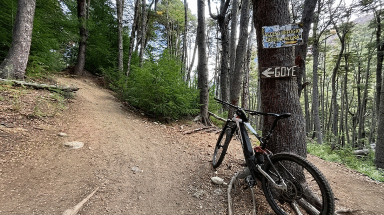 Tragedia en Bariloche: un ciclista murió tras caer en un circuito de montaña