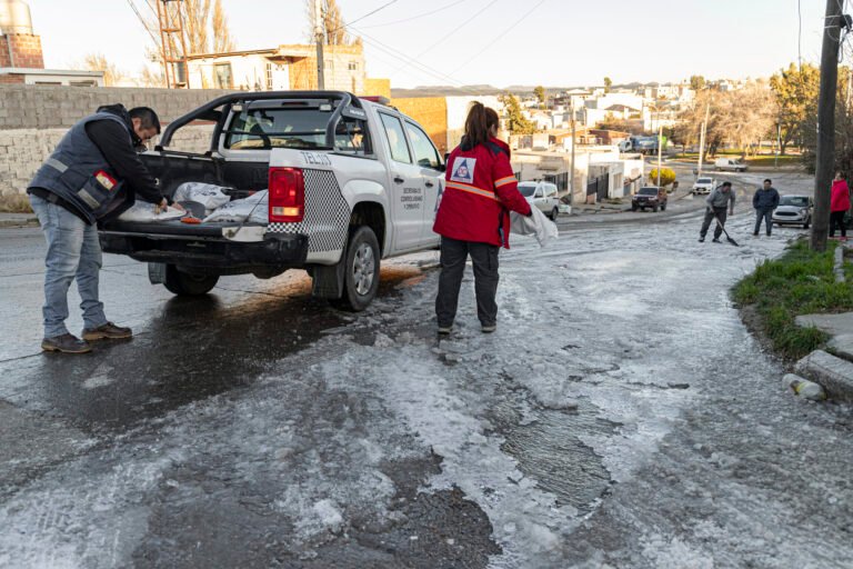 Defensa Civil solicita extremar las precauciones ante las bajas temperaturas y la posible formación de hielo