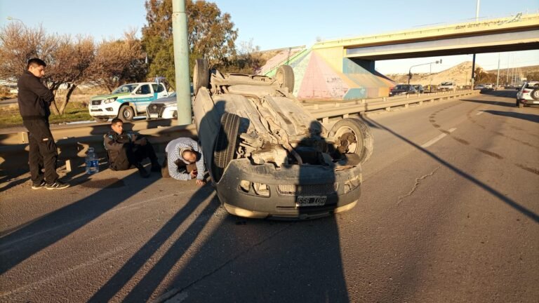 Espectacular choque y vuelco en el puente de Kilómetro 5 