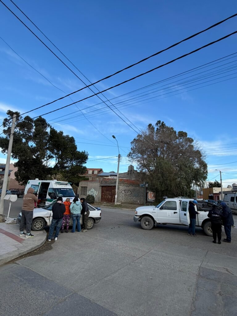 Choque en Kilómetro 5 deja a una pareja hospitalizada y autos secuestrados