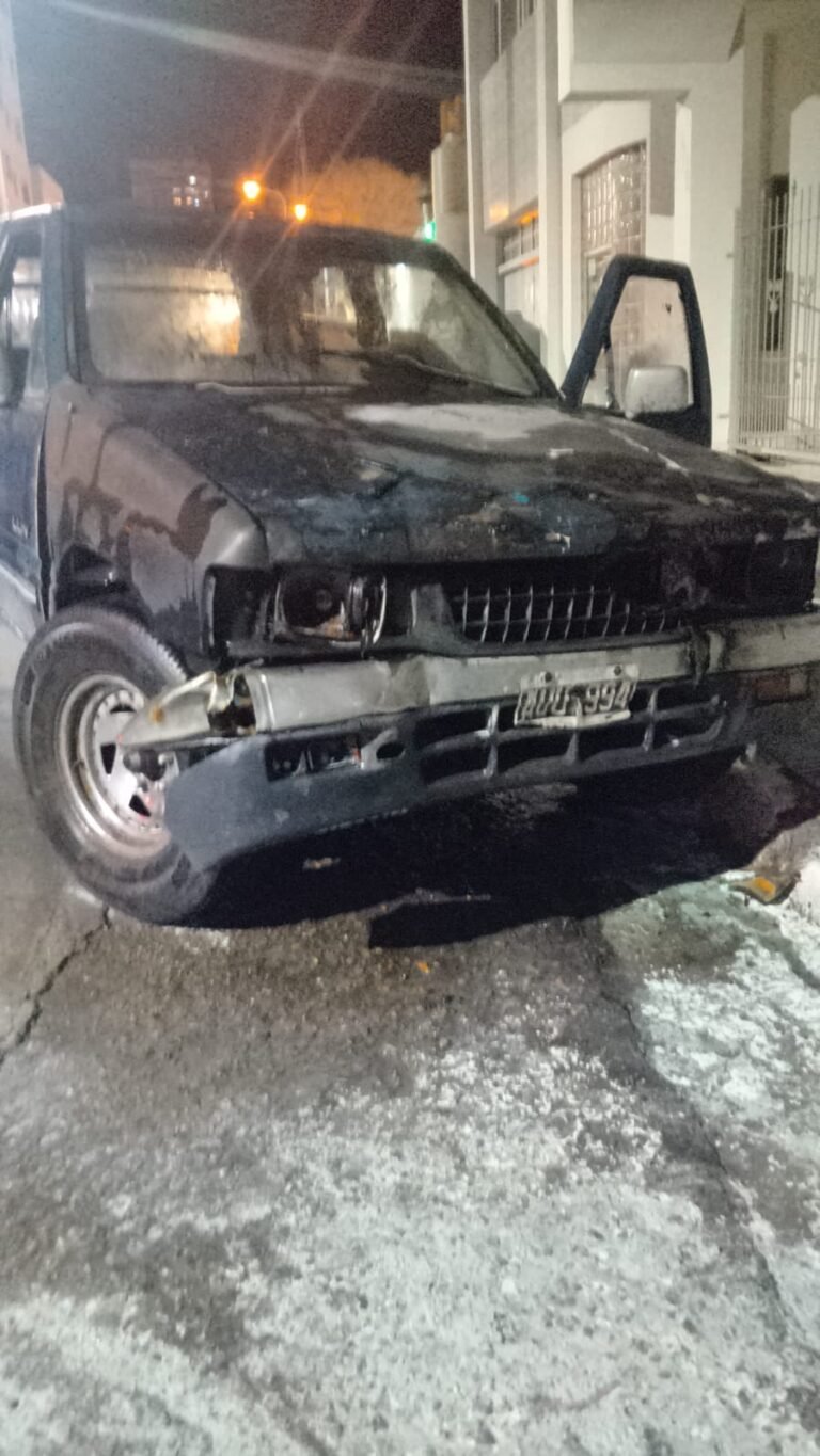 Una falla eléctrica provocó el incendio de una camioneta en Avenida Rivadavia