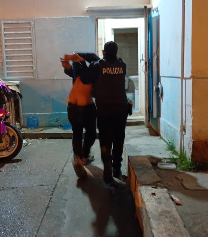 “Te acercás y te apuñalo”: amenazó a policías, intentó huir y terminó detenido