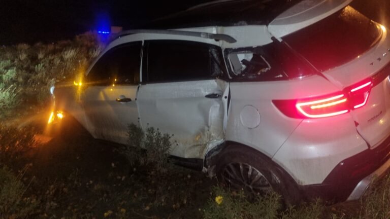 Ruta 26: perdió el control de la camioneta y chocó contra un poste de luz