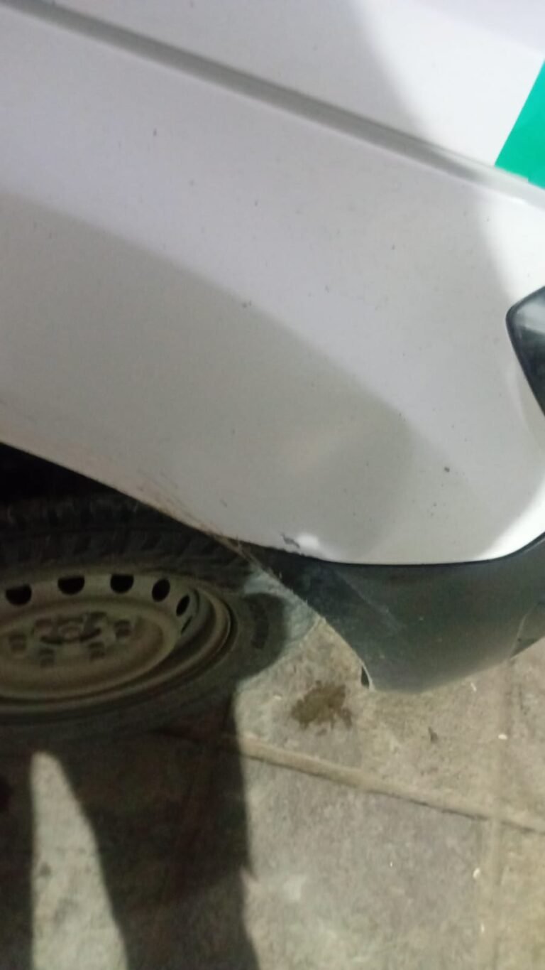 En pleno operativo por un incendio, atacó un móvil policial con piedras y botellas
