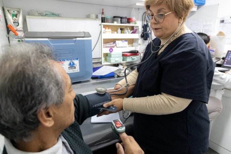 Con atención médica y vacunación, el tráiler de salud se instaló en el Juan XXIII