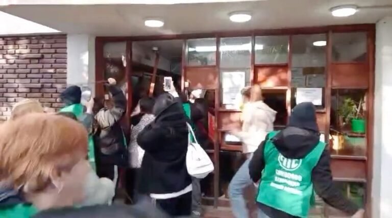 Tres detenidos y cinco policías lesionados tras una protesta de un sector de ATE